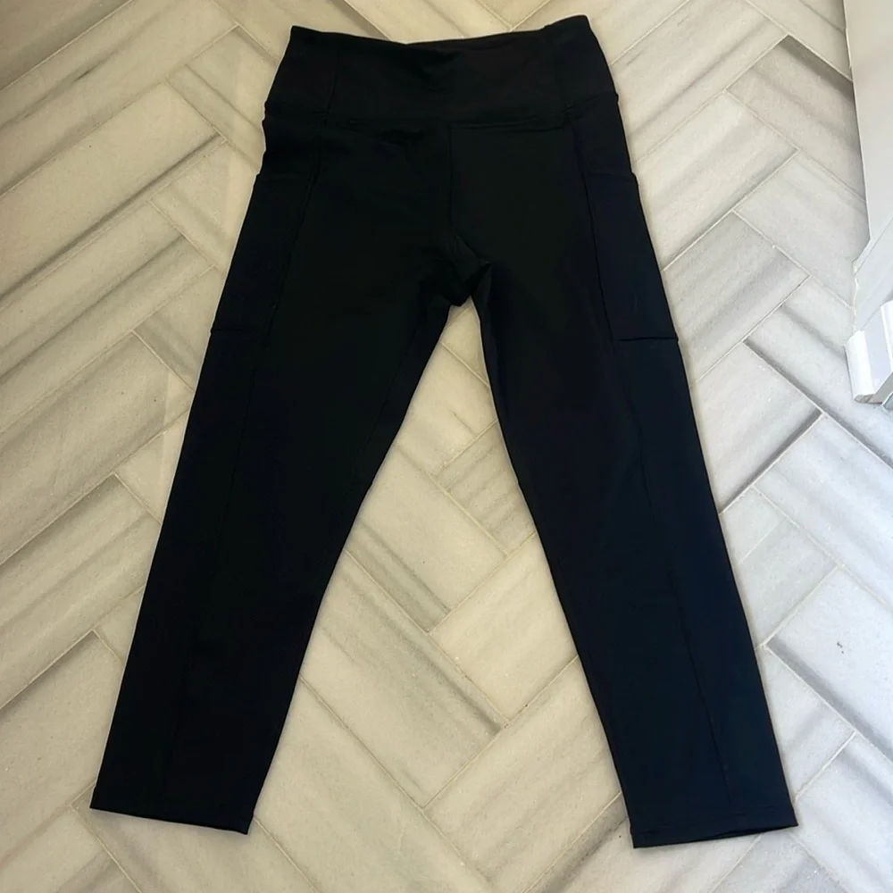 NWOT MARIKA Leggings with cell phone‎ pockets!